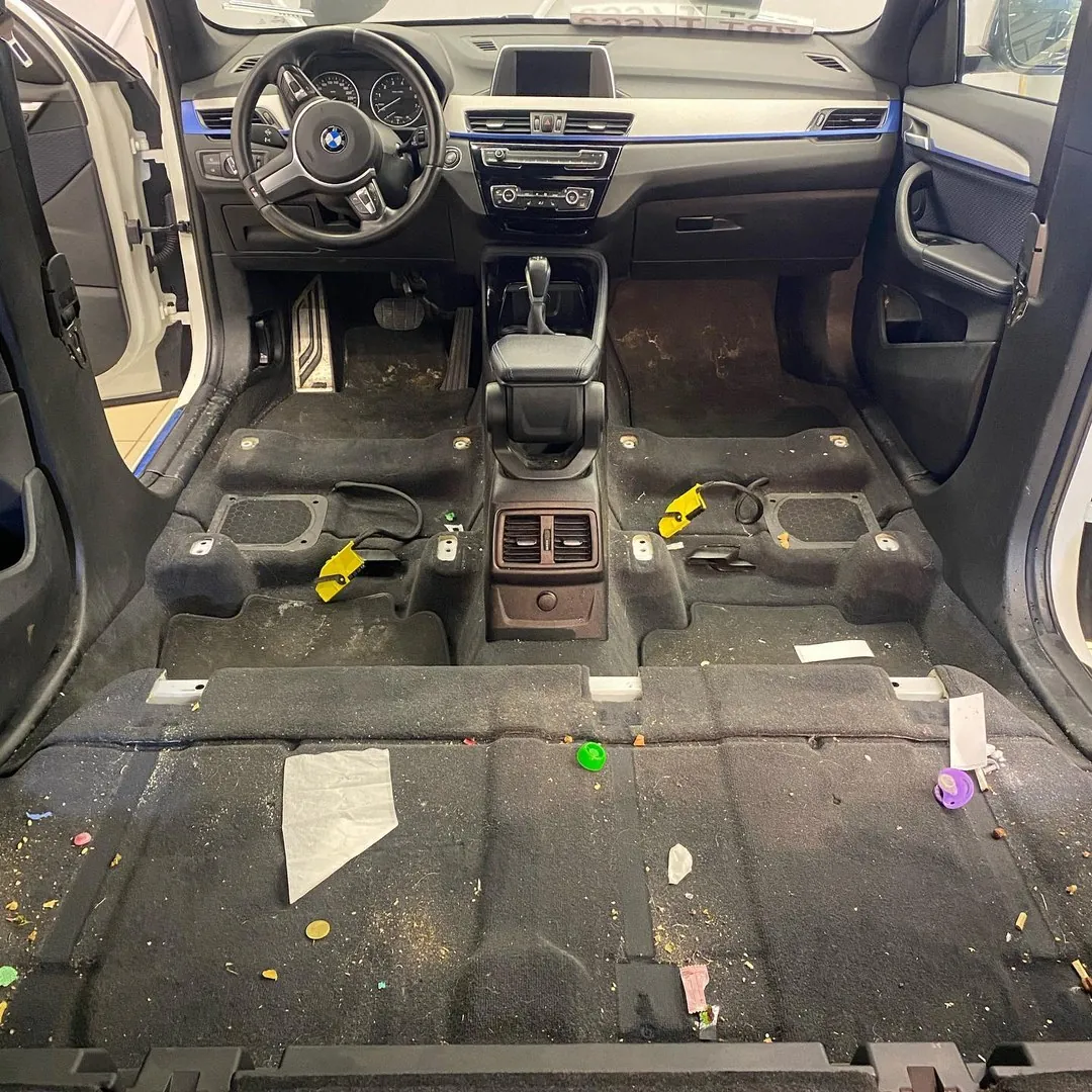 Пол салона BMW X1 до работ