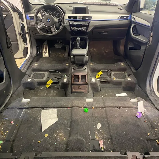 Пол салона BMW X1 до химчистки