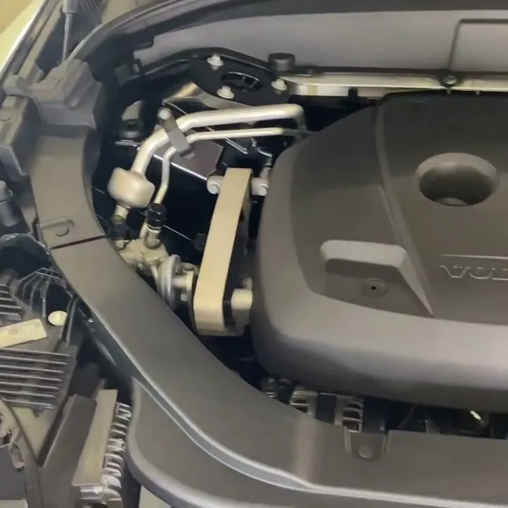 Моторный отсек Volvo XC60 после детейлинга паром