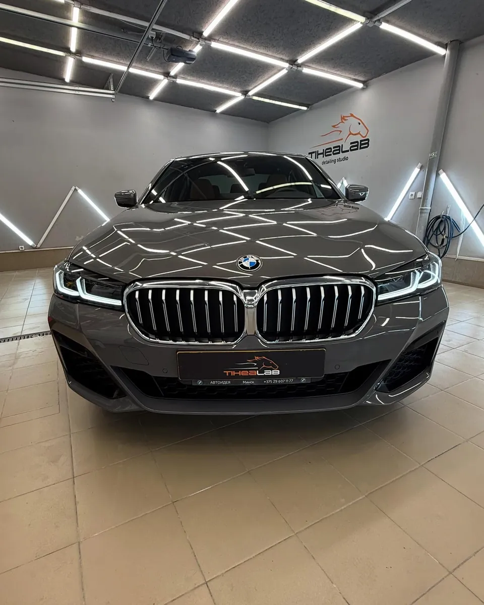 Серый BMW 5 G30 в боксе после комплекса «Обновление керамики»